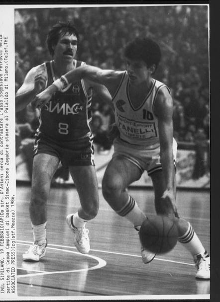 Una sfida di coppa Campioni del 1986 tra Simac e Cibona tra D’Antoni e Petrovic (Ap)